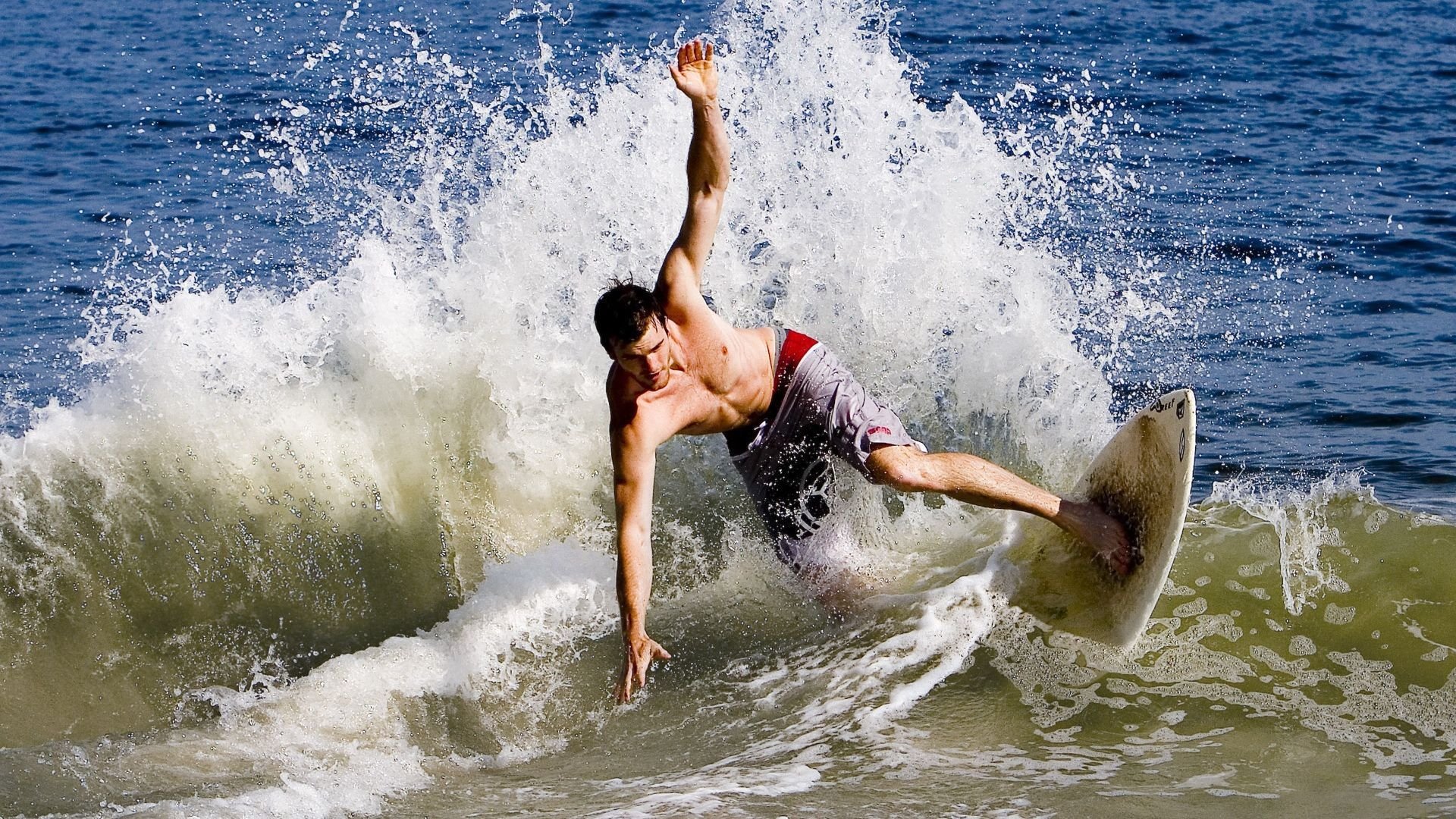 “震撼冲撞：惊心动魄的碰撞现场”，震撼一下